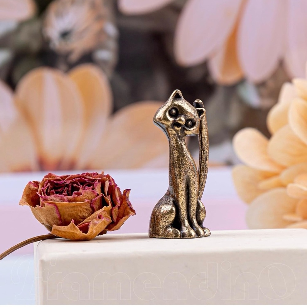 Charming Brass Cartoon Cat Statue,Whimsical Home Decor Art with Intricate Design